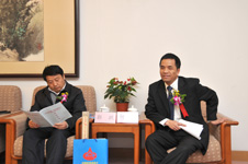 國家質檢總局執法督查司處長郭躍在研討會中與協會副理事長兼秘書長柯振權親切交談,并認真翻看研討會會議手冊