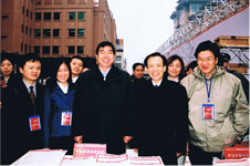 國家質檢總局副局長蒲長城在2004年“3.15”咨詢活動現場親切接見中國質量檢驗協會工作人員